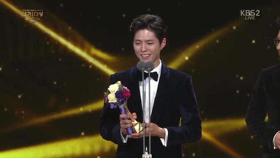 Park Bo Gum saat menerima penghargaan di acara awarding (Kompasiana)