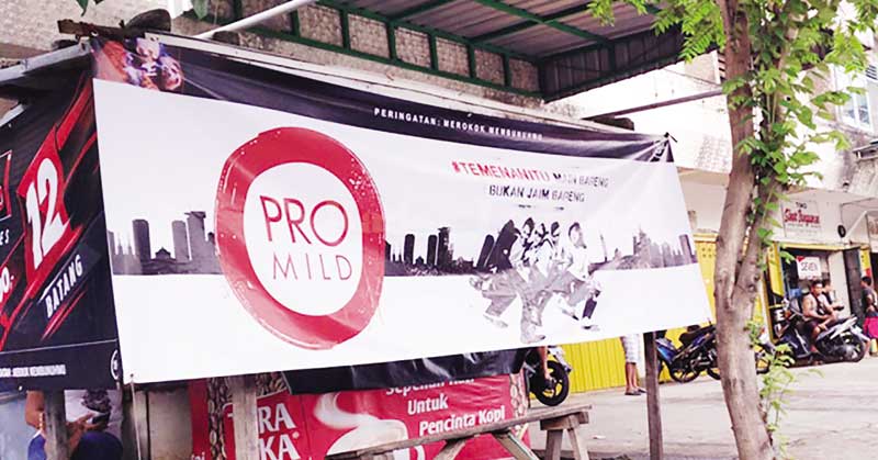 Iklan di spanduk (Radar Lombok)